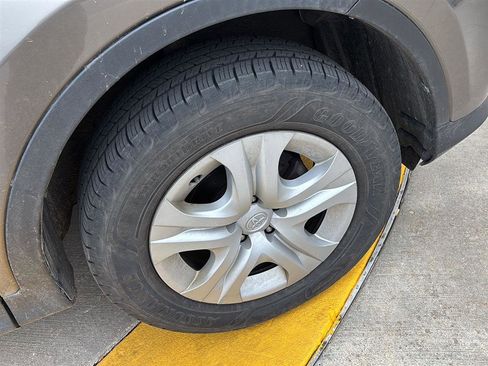 Used 2015 Toyota RAV4 LE image 15