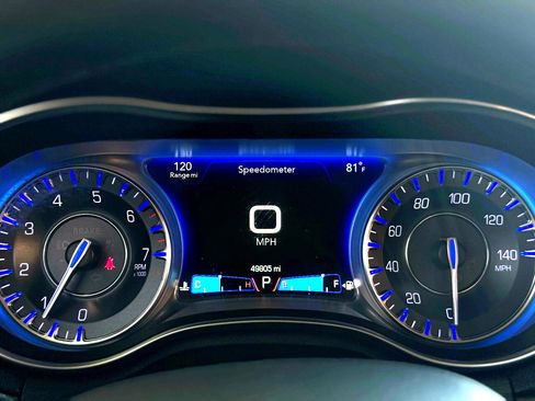 Used 2018 Chrysler 300 Touring L image 18