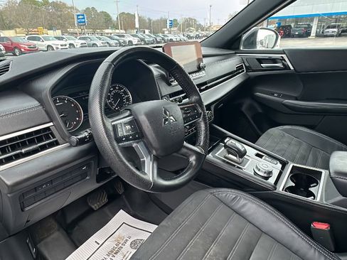 Used 2022 Mitsubishi Outlander SE image 11