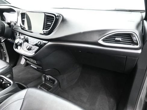 Used 2025 Chrysler Pacifica Select FWD image 19