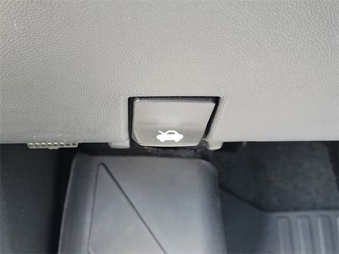 Used 2025 Chevrolet Traverse LT image 29