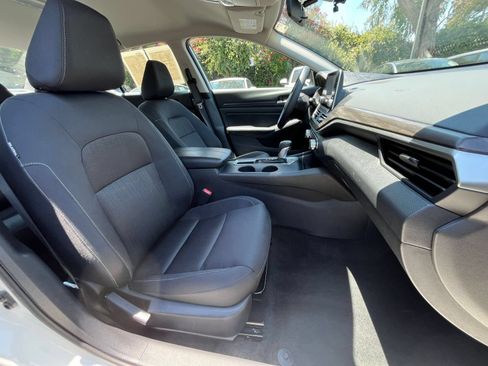 Used 2025 Nissan Altima 2.5 SV FWD image 36
