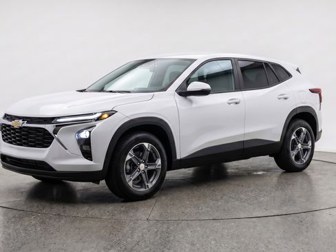 Used 2025 Chevrolet Blazer LT image 3