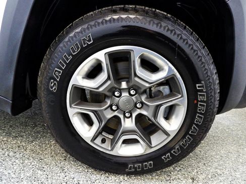 Used 2019 Jeep Cherokee Trailhawk AWD/4WD image 21