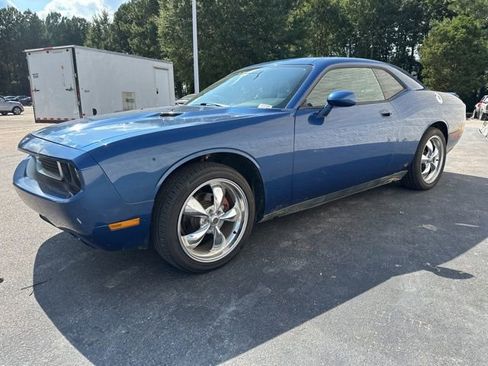 Used 2010 Dodge Challenger SE image 2