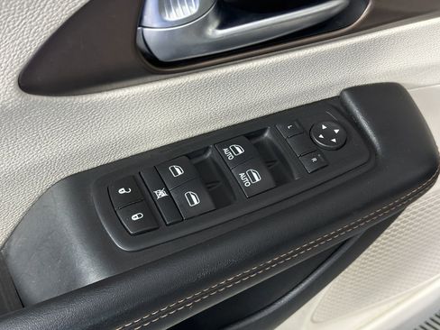 Used 2017 Chrysler Pacifica Touring-L image 27