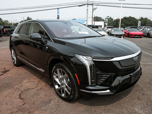 Used 2025 Cadillac Optiq Luxury 1 AWD/4WD image 3