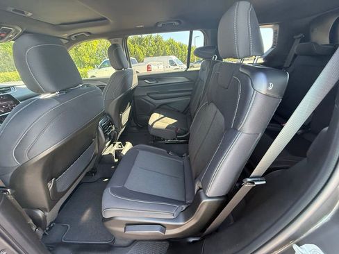 New 2025 Jeep Grand Cherokee L Laredo image 23