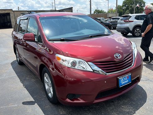 Used 2017 Toyota Sienna LE FWD image 1