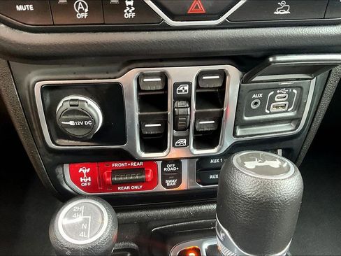 Used 2025 Jeep Wrangler Unlimited Rubicon w/ Convenience Group AWD/4WD image 17