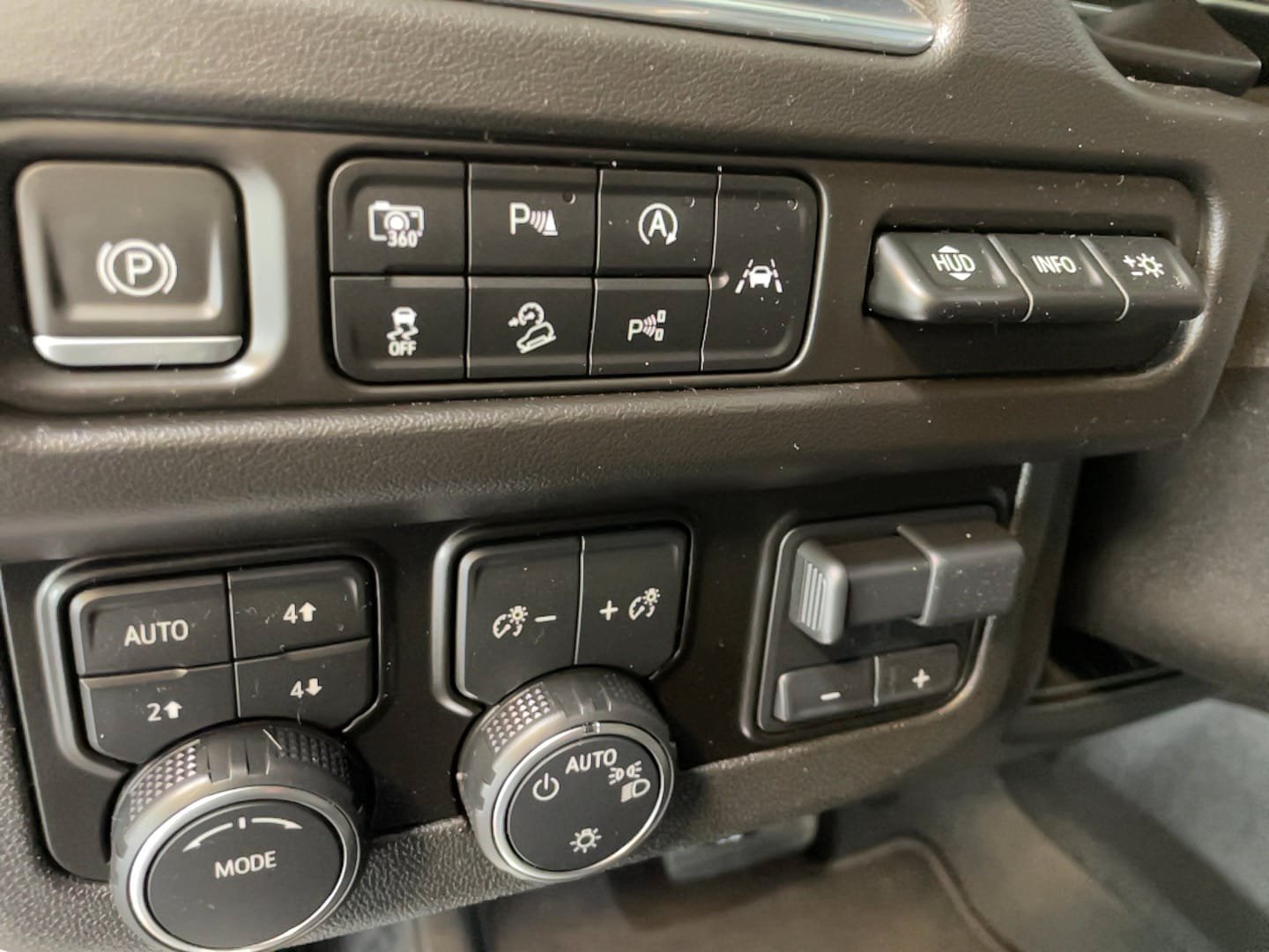 Used 2023 Chevrolet Suburban Premier w/ Advanced Technology Package AWD/4WD image 11