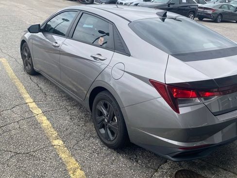 Used 2022 Hyundai Elantra SEL w/ Preferred Accessory Package FWD image 4