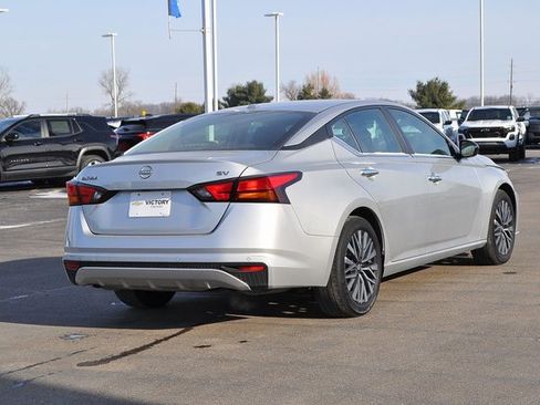 Used 2024 Nissan Altima 2.5 SV image 3