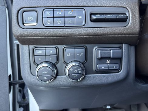 Used 2023 GMC Yukon Denali w/ Denali Reserve Package image 19