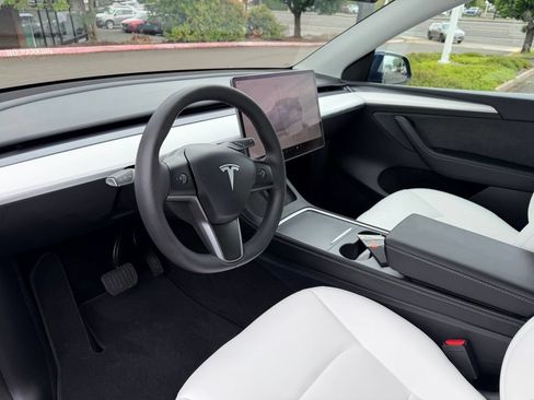 Used 2025 Tesla Model Y Long Range AWD/4WD image 16