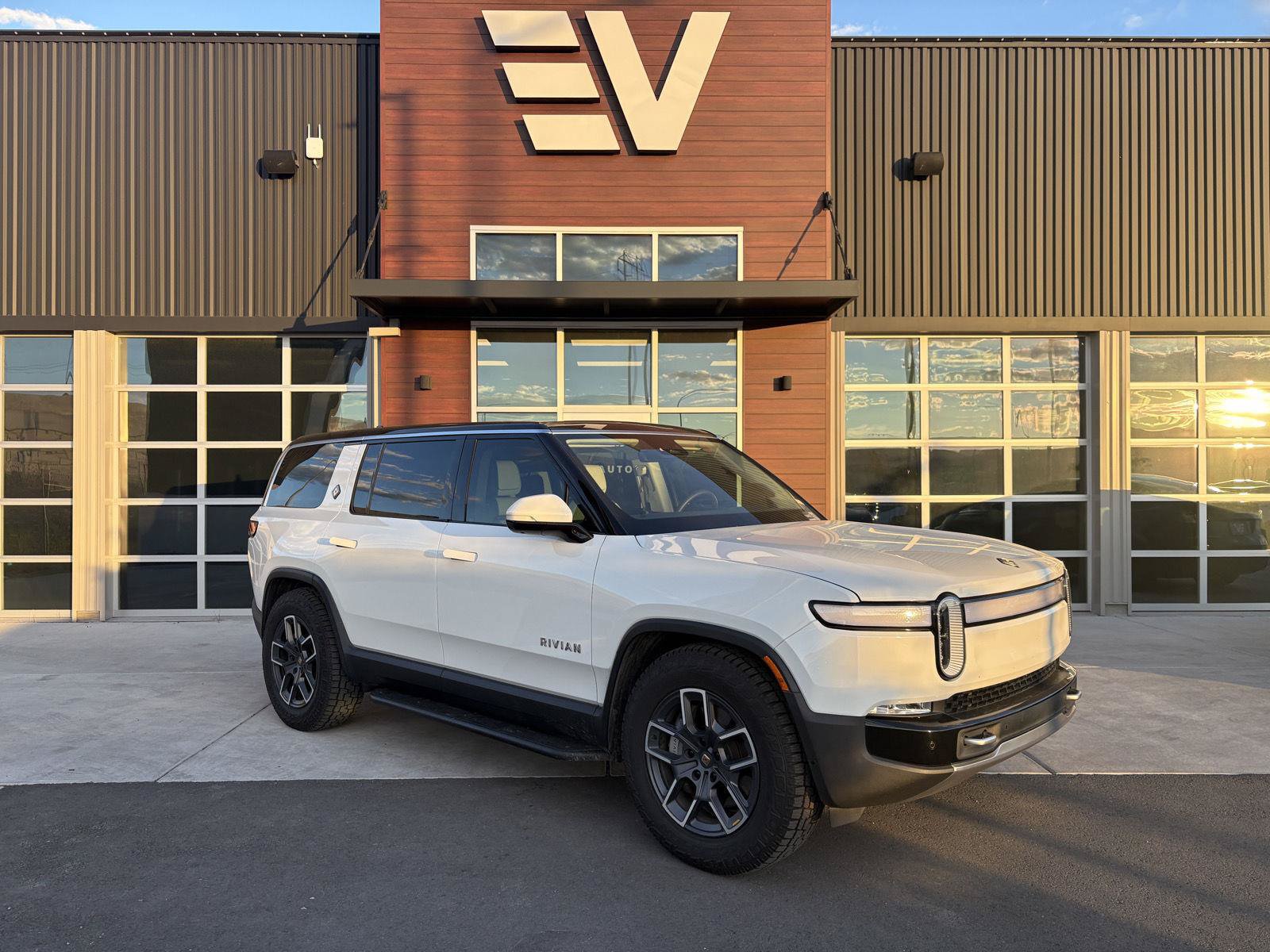 Used 2024 Rivian R1S Adventure Dual AWD/4WD image 1