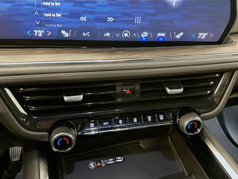 Used 2025 Chevrolet Suburban LT image 24