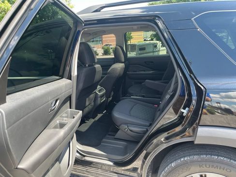 Used 2023 Nissan Pathfinder SV w/ SV Premium Package AWD/4WD image 11