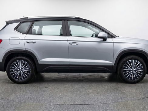 Used 2025 Volkswagen Taos SE image 11