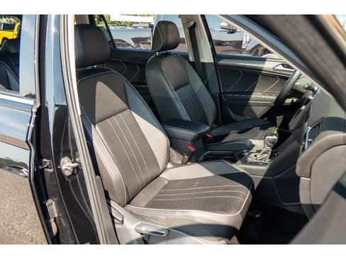 Used 2022 Volkswagen Tiguan SE w/ Panoramic Sunroof Package AWD/4WD image 14