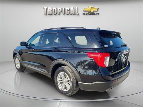 Used 2022 Ford Explorer XLT image 3