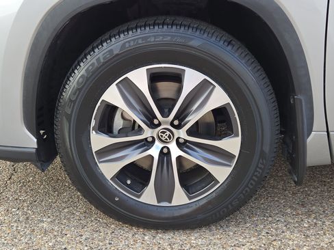 Used 2023 Toyota Highlander XLE image 11