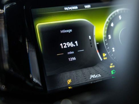 Used 2025 Aston Martin V8 Vantage Coupe RWD image 50