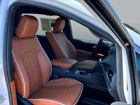 Used 2024 Chrysler Pacifica Pinnacle FWD image 9