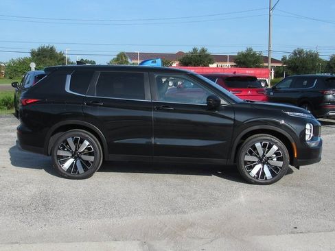New 2025 Mitsubishi Outlander SE image 2