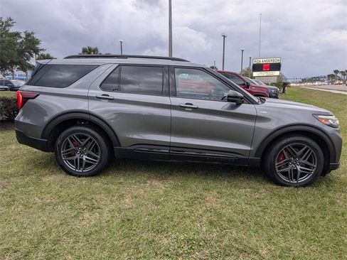 Used 2025 Ford Explorer ST-Line w/ ST-Line Street Pack image 3