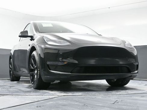 Used 2023 Tesla Model Y Long Range image 48