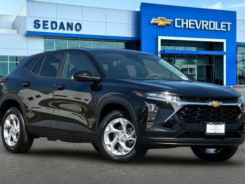 New 2026 Chevrolet Trax LS w/ LS Convenience Package FWD image 2