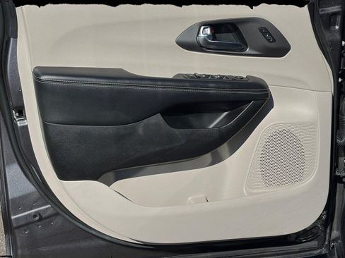 Used 2023 Chrysler Pacifica Touring-L FWD image 13