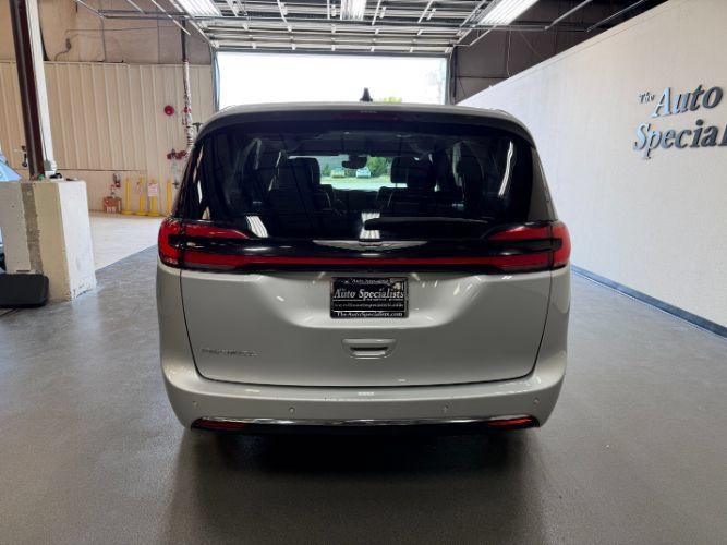 Used 2024 Chrysler Pacifica Touring-L FWD image 4