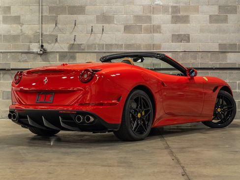 Used 2015 Ferrari California T RWD image 9