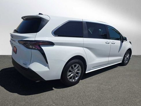 Used 2024 Toyota Sienna LE FWD image 3