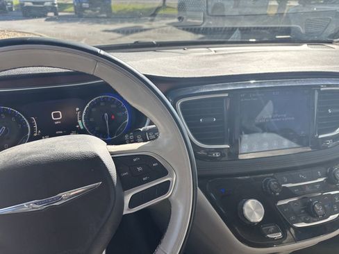 Used 2018 Chrysler Pacifica Limited FWD image 8