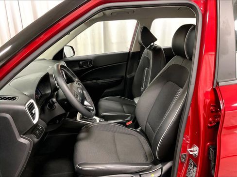 Used 2024 Hyundai Venue Limited image 11