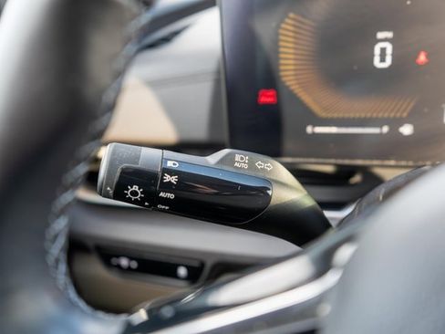 Used 2025 Kia Carnival EX image 31