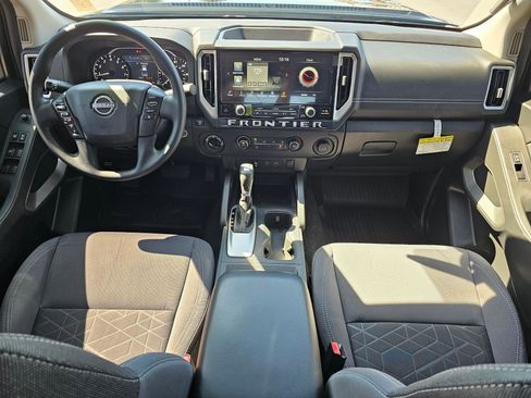 Used 2025 Nissan Frontier SV AWD/4WD image 14