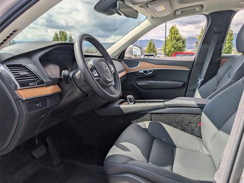 Used 2024 Volvo XC90 B5 Plus image 9