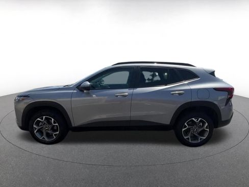 Used 2025 Chevrolet Trax LT FWD image 9