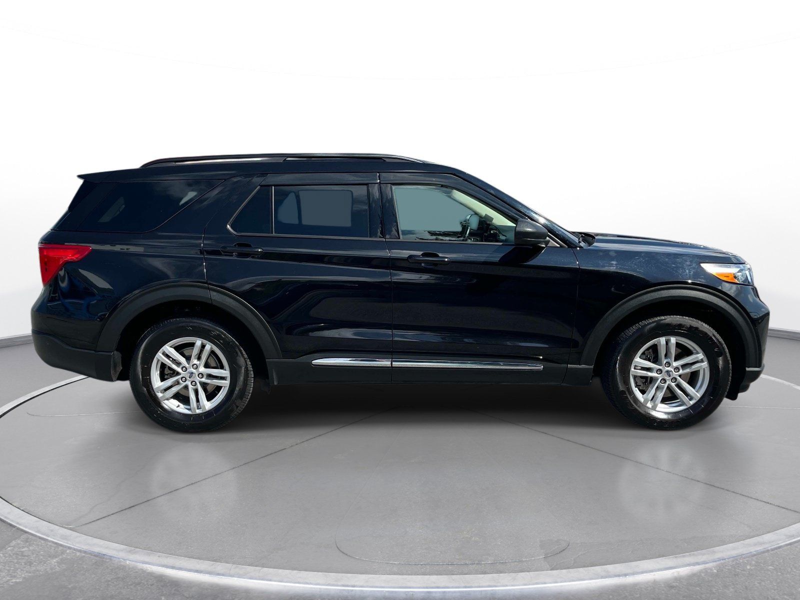 Used 2021 Ford Explorer XLT w/ Equipment Group 202A AWD/4WD image 3