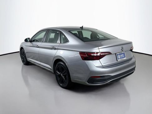 Used 2024 Volkswagen Jetta SE w/ Panoramic Sunroof Package FWD image 3