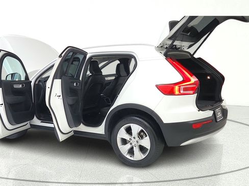 Used 2020 Volvo XC40 T4 Momentum FWD image 13