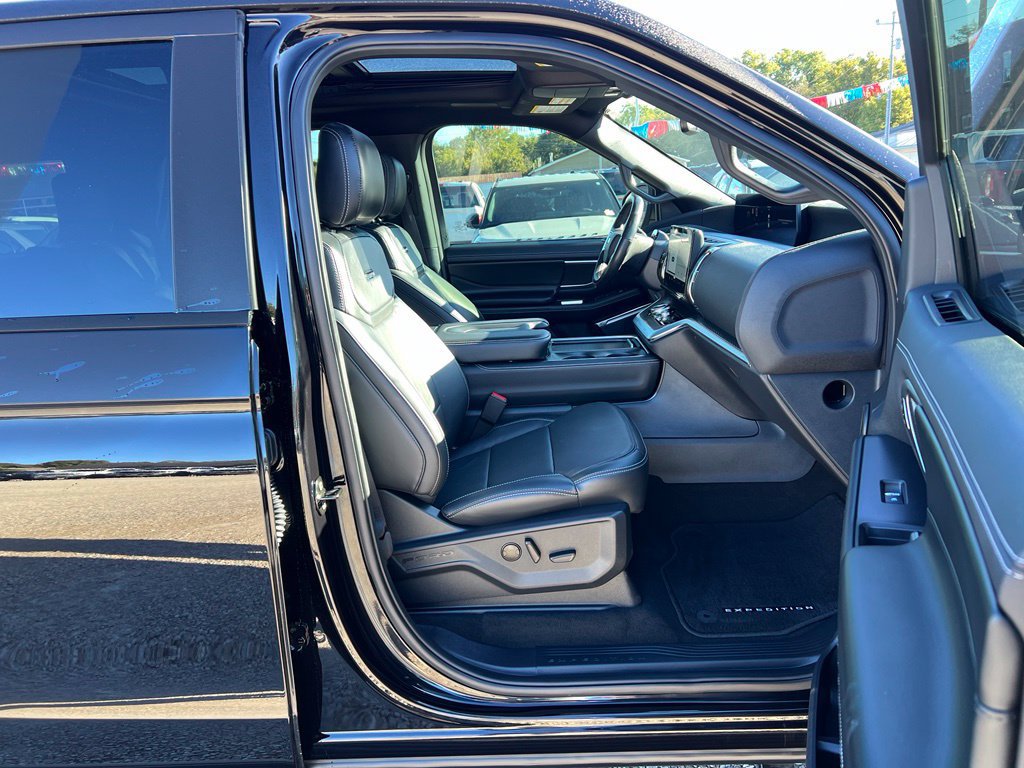 Used 2025 Ford Expedition Platinum w/ Stealth Performance Package AWD/4WD image 23