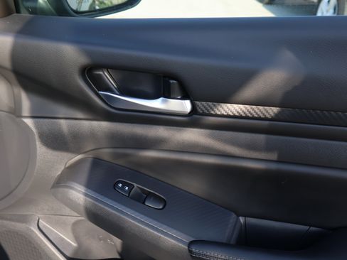 Used 2025 Nissan Altima 2.5 SV FWD image 8