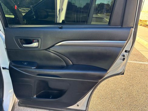 Used 2017 Toyota Highlander SE image 23