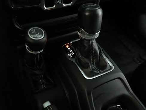 Used 2022 Jeep Wrangler Unlimited Sahara w/ Cold Weather Group AWD/4WD image 16