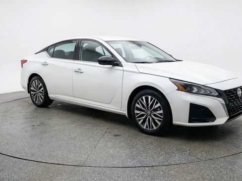 Used 2025 Nissan Altima 2.5 SV image 1